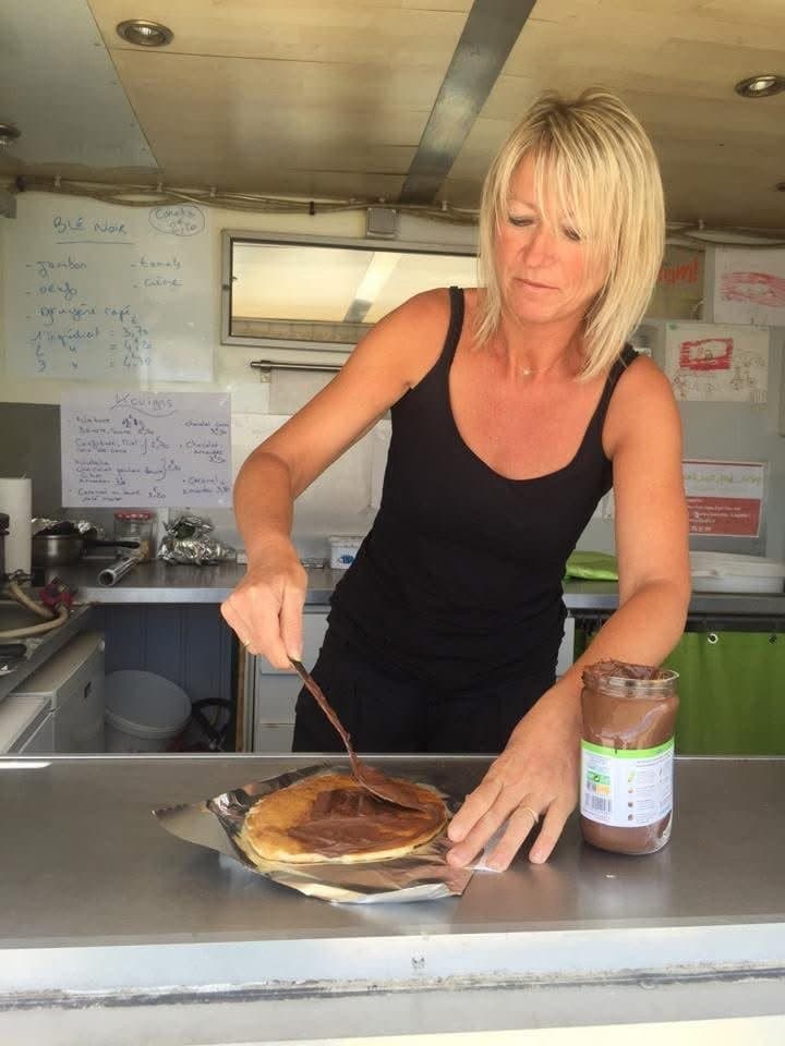 Un kouign de « Sea, sun, and… crêp’ » généreusement garni de pâte à tartiner au chocolat.