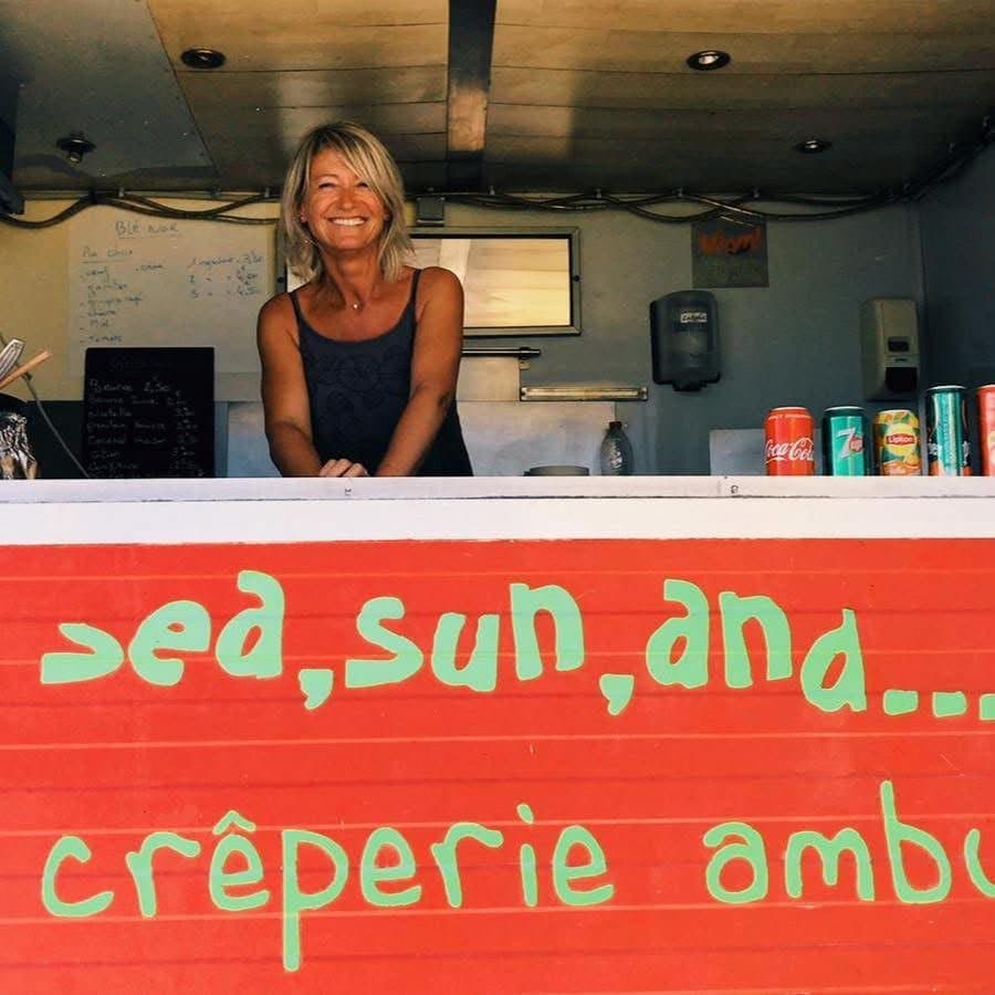 Karen au comptoir de la remorque rouge « crêperie ambulante », sur la plage du Steir.